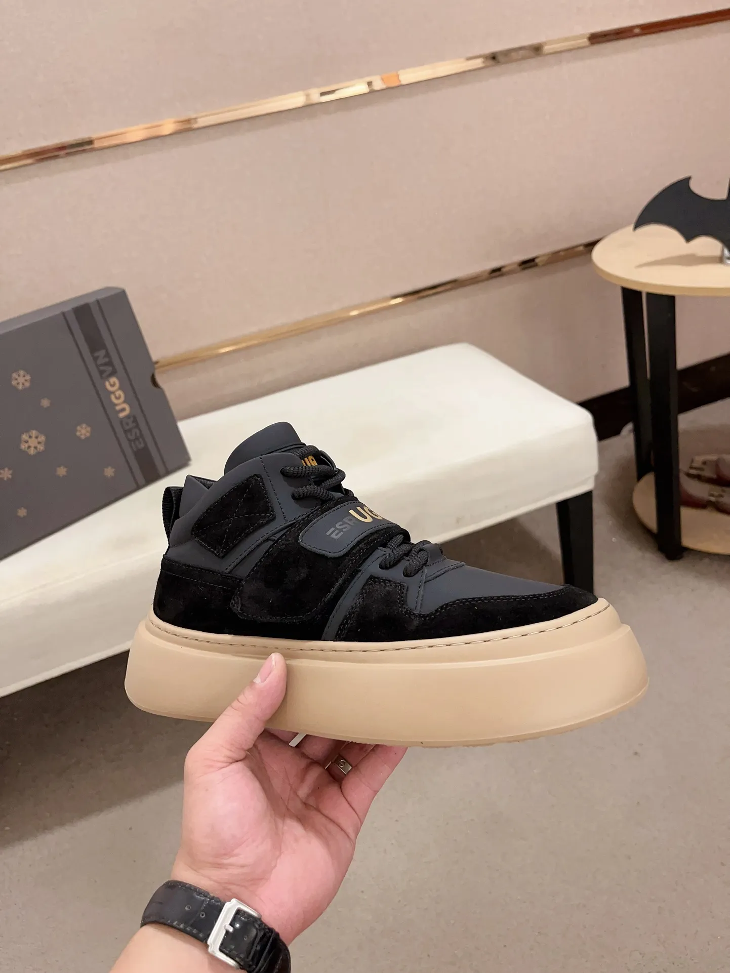 Factory Price: 380 Men's Men's Shoes💰North American Men's Shoes Ugg ☃️In the special sale of new high-quality men's shoes and snow boots in autumn and winter, the nemesis of extreme cold weather! Made of cowhide leather, merino wool lining, and original outsole, whether driving, outdoor or daily wear, there is always one that suits you! Code number 39-44